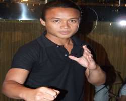 The actor is a fitness freak and exercises regularly with running and gymnastics.